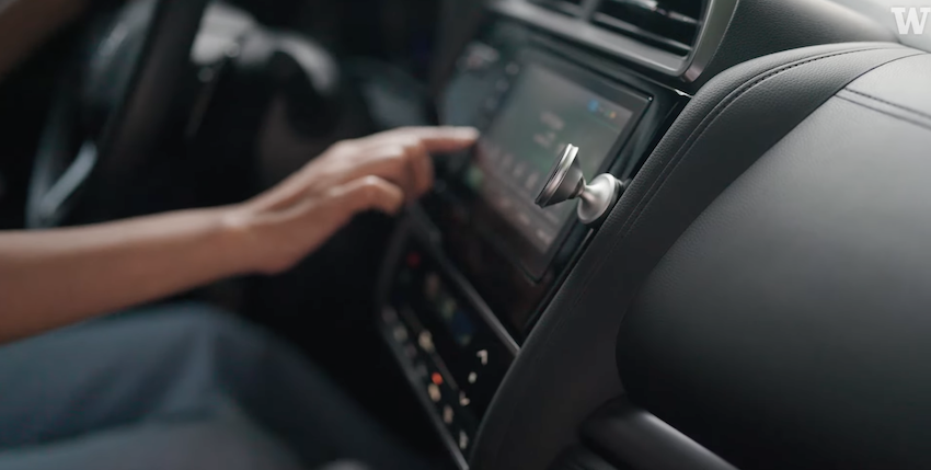 一項調查顯示，開車時使用觸控容易分散注意力，引發危險。(圖片來源：Hyundai)