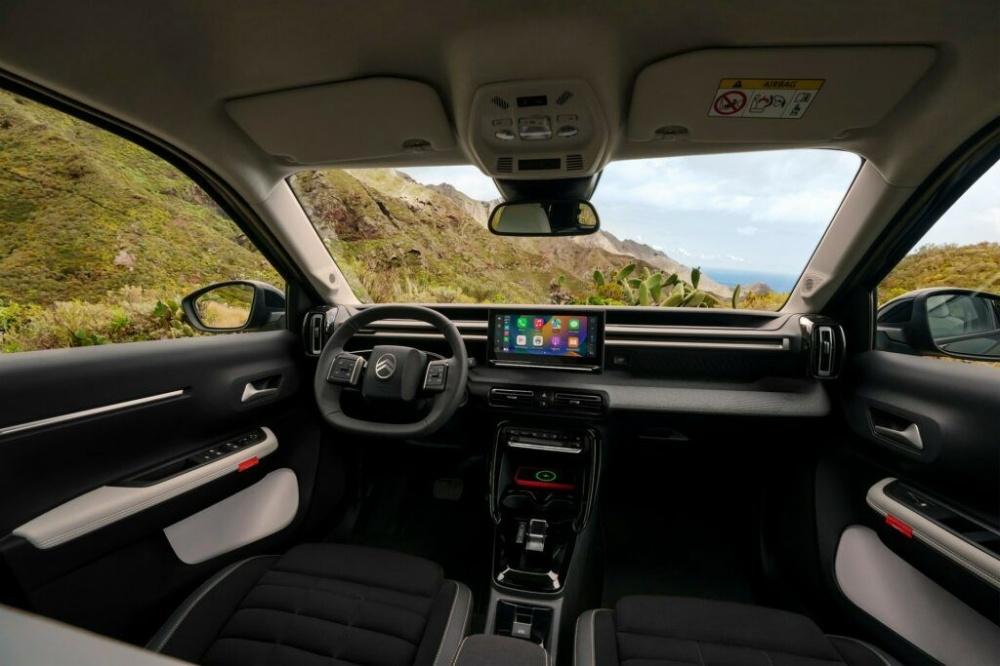 內裝搭載小型數位儀表與10.25吋中控儀表。