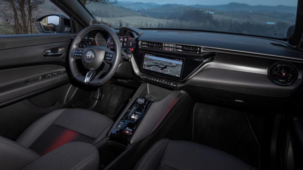 內裝採 10.25 吋數位儀表與內嵌的 10.25 吋觸控螢幕。