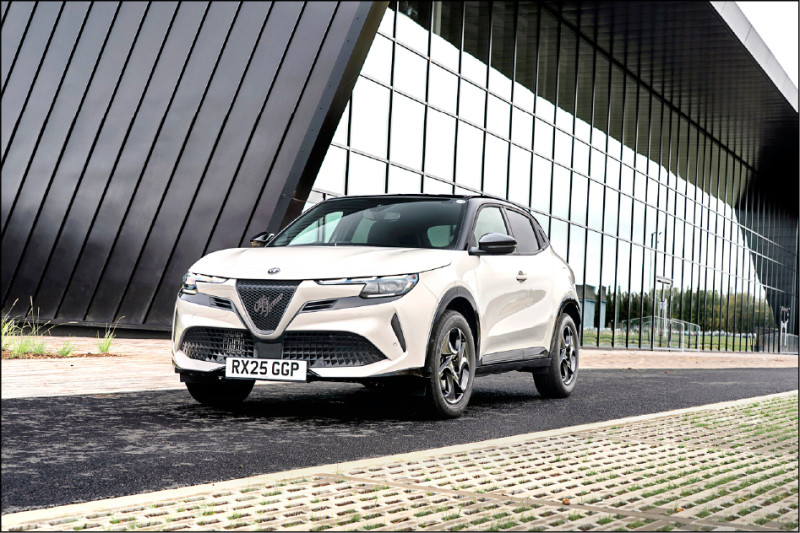 Alfa Romeo Junior動感跨界，預計將成為品牌銷售主力。圖為Ibrida油電車款。