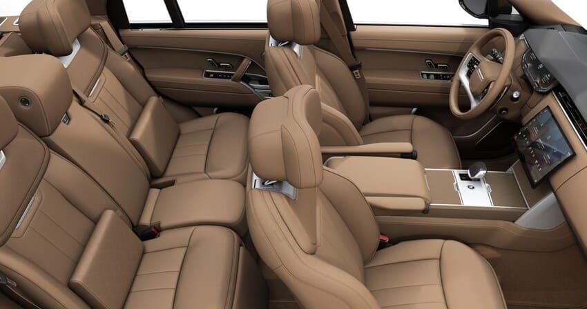 內裝以經典的香芹籽棕色作為主調，雙前座配備 22 向電動調整雙前座椅，後排採進階舒適行政總裁後席。