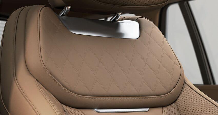 座椅肩靠與後座腰部靠枕採用 SV Bespoke 特殊訂製鑽石樣式刺繡。