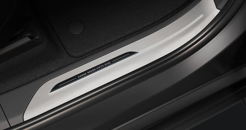 客製化金屬門檻鑲嵌 Range Rover SV Fifty-Five 字樣，低調宣示其不凡意義。