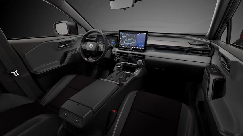 車內則在方向盤六點鐘方向有 GR Sport 銘板，另外在座椅、方向盤與排檔桿都有著紅色縫線，搭配鋁合金踏板。