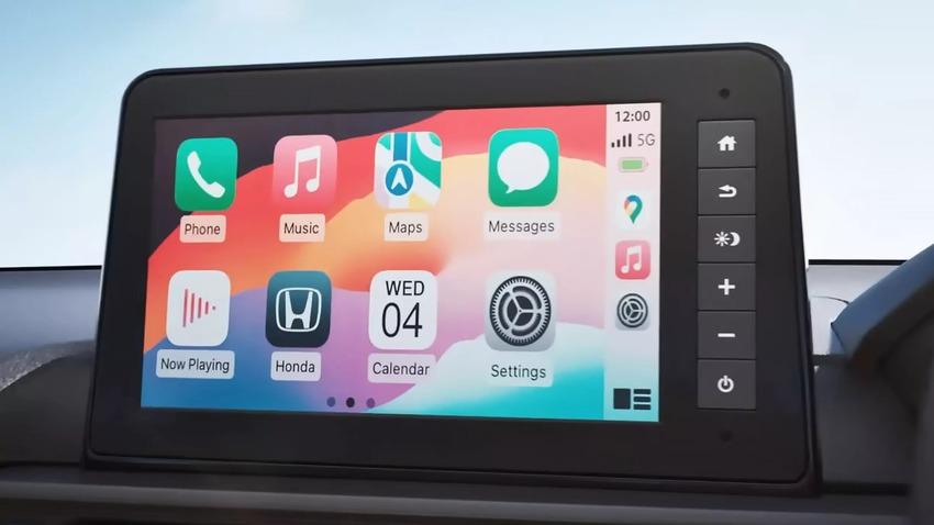 車載系統也支援 Apple CarPlay，展現科技便利性。