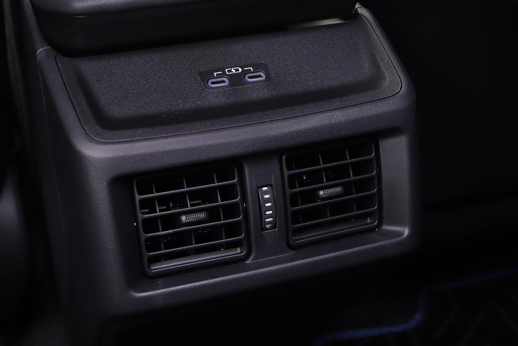 除了後座出風口，配置的2組USB Type-C具備最高60W充電功率，搭配合適的充電線就可替筆電充電。