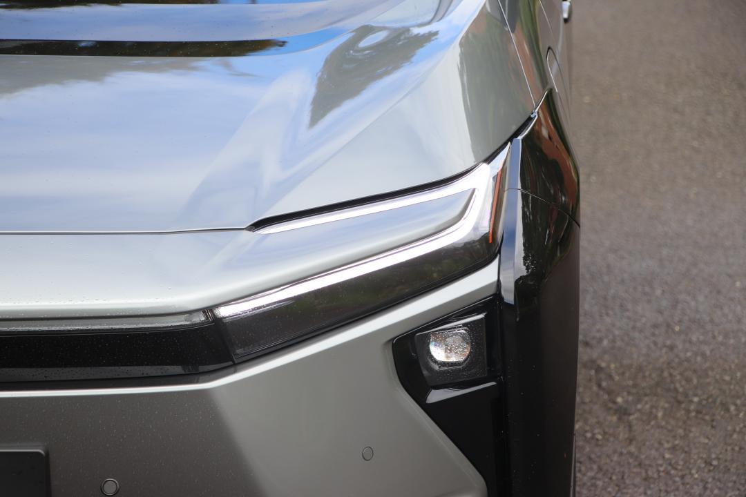 前車燈採分離式設計，下方的LED頭燈新增AHS智慧型遠光燈自動遮蔽，提升行車安全。