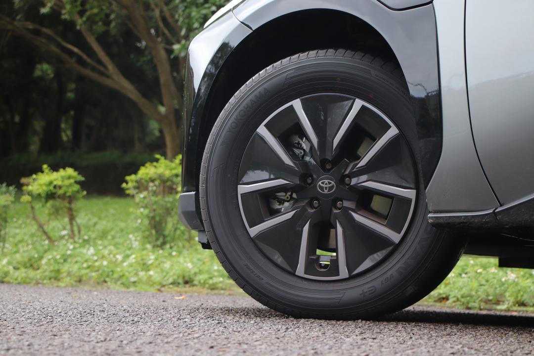 bZ4X小改款換上全新18吋鋁圈造型，動態時的視覺感更搶眼。