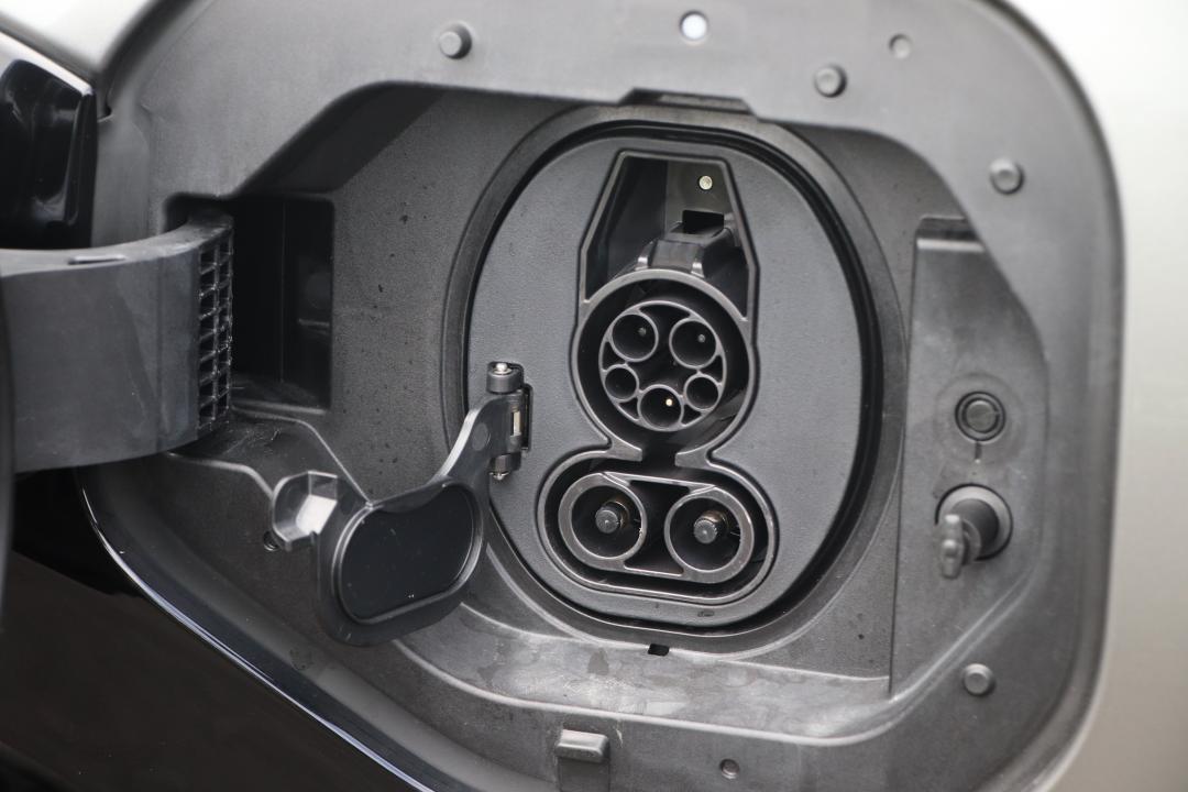 充電規格為CCS1快充與SAE J1772，是目前常見的充電規格，充電速度也比先前更快，10–80%充電僅需28分鐘。