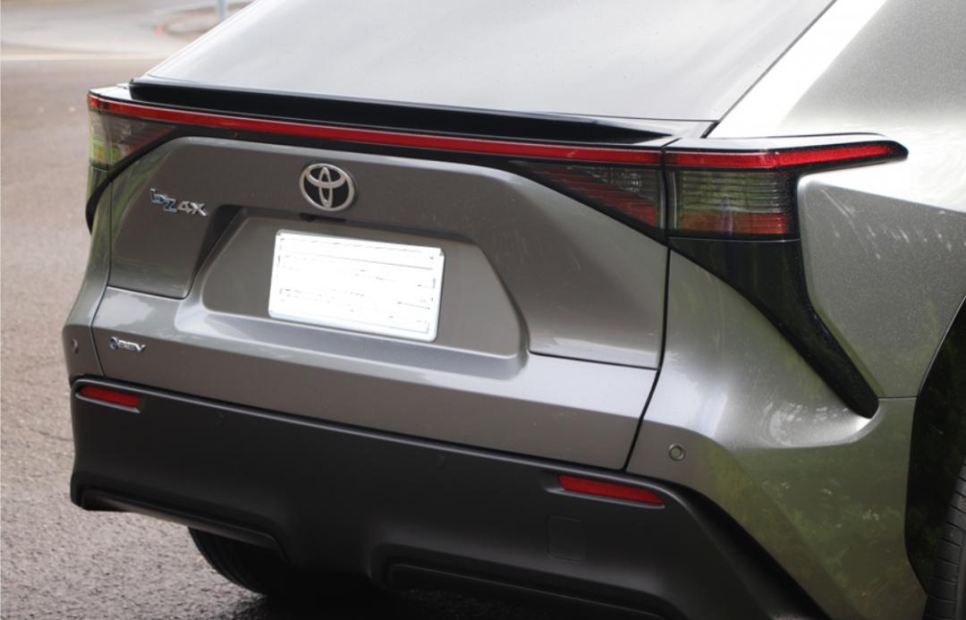 採LED光條式尾燈，上方則有鴨尾擾流板，可提升高速行駛穩定性與續航效率。