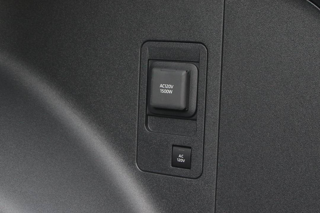 後車廂配置AC120V 1500W家用插座，透過家用插頭就能供電。