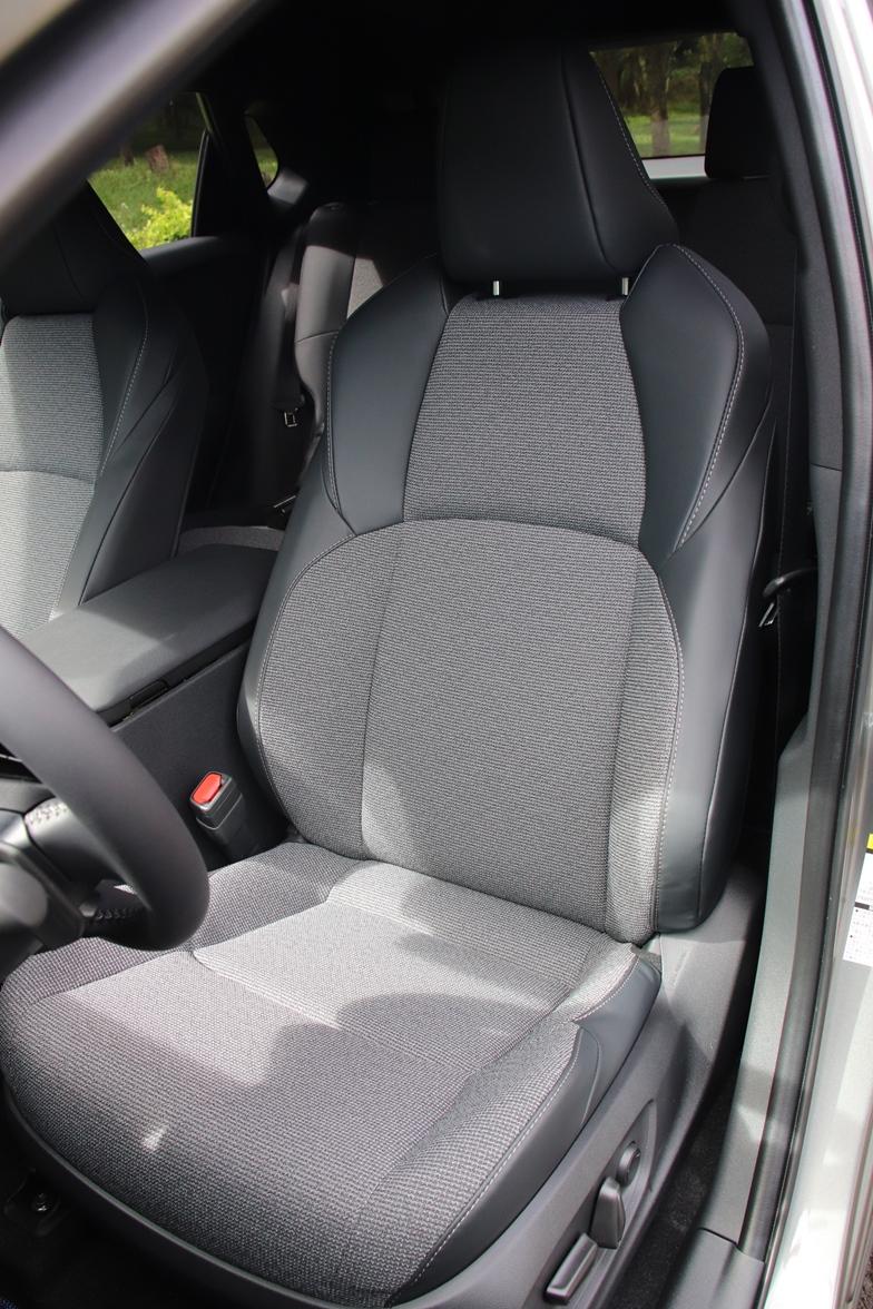 採用纖維加皮質的座椅材質，有著不錯的支撐性，唯獨雙前座都只配置手動調整功能。