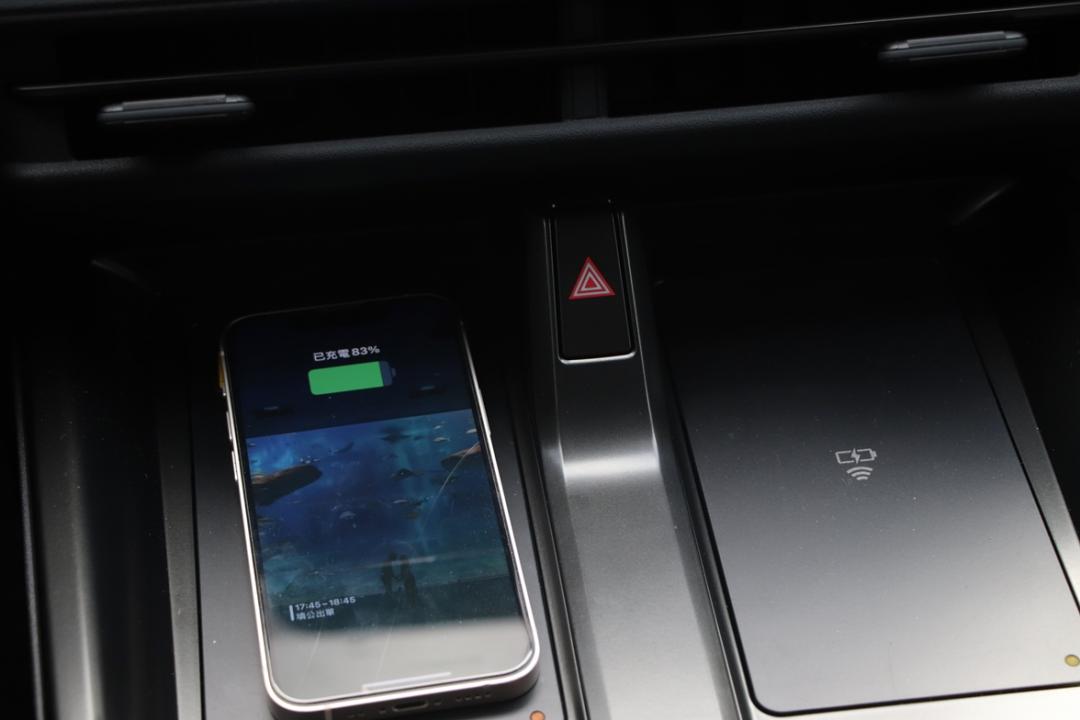前座配置雙無線充電板，讓手機有個固定的擺放位置。