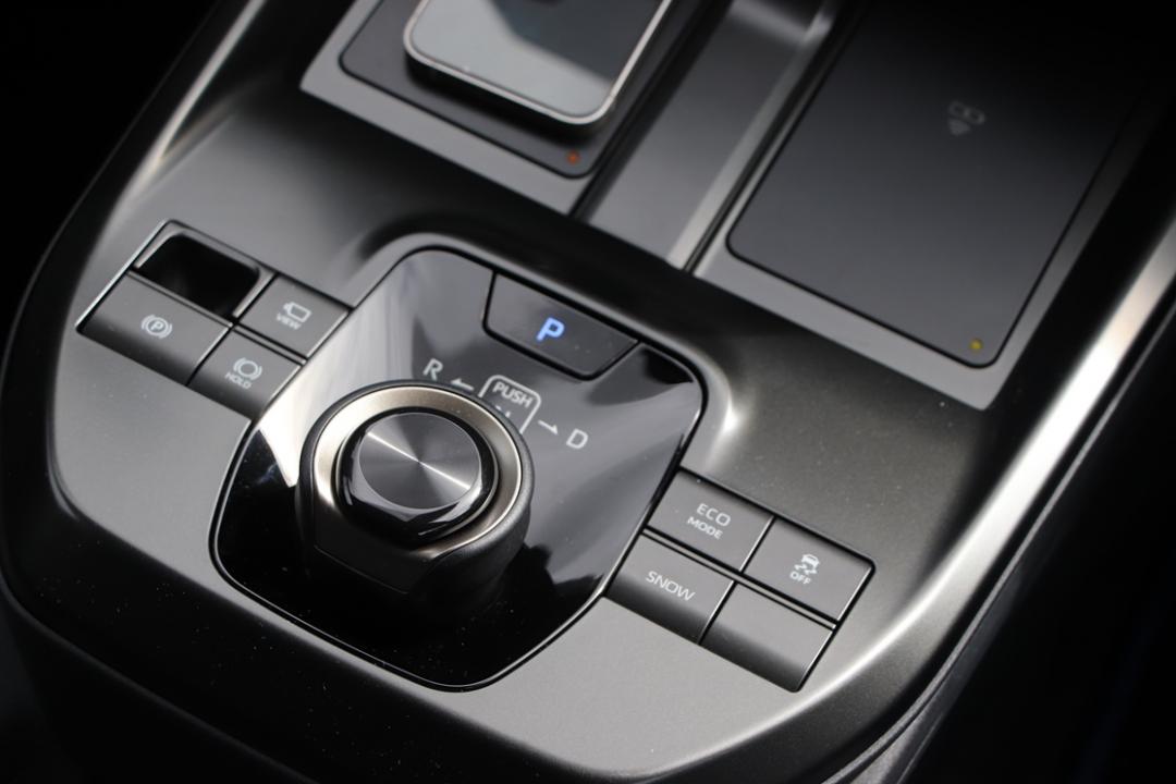 採旋鈕式排檔，向左撥為R檔倒車，向右撥為D檔前進，往下壓則是N檔。