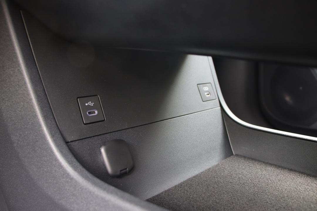 雙層式中央鞍部規劃，下層可擺放物品，還有USB Type-C插座可用。