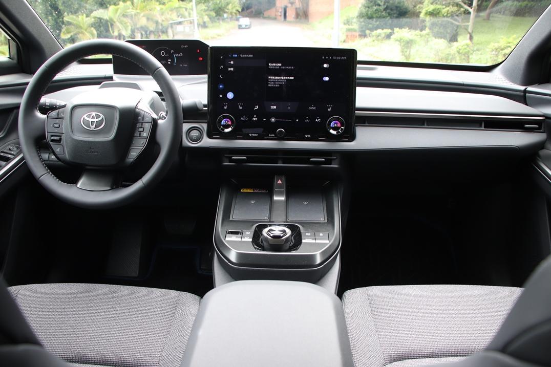 儀錶控台在既有的樣貌下，針對各細節進行修改，達成更順手的操作體驗。