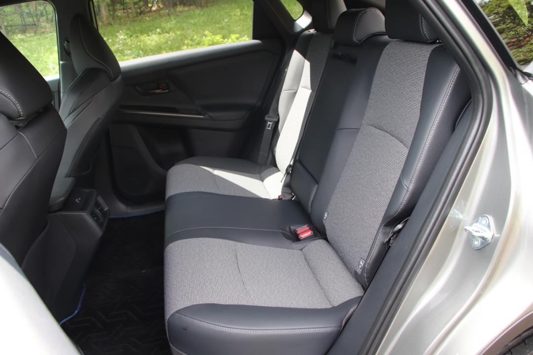 長軸距2,850mm的優勢，讓後座空間也相當寬裕，並且還有近乎平面的地板，方便橫向移動。