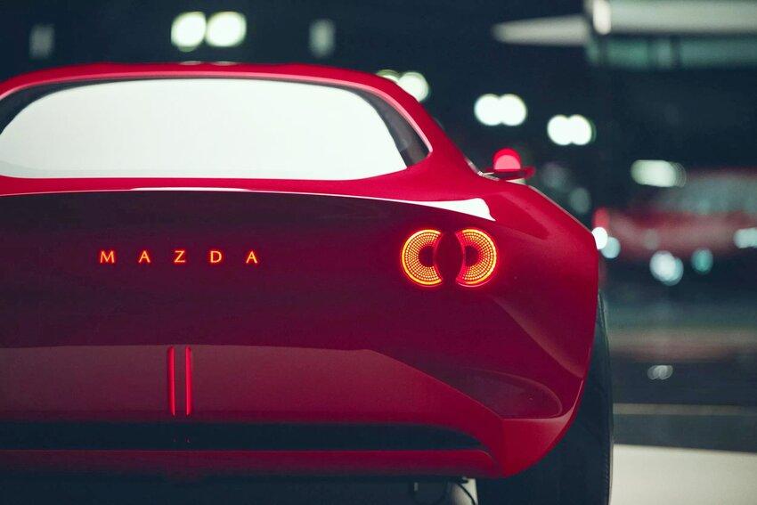 車尾以極具辨識度的雙圓 LED 尾燈作為識別。