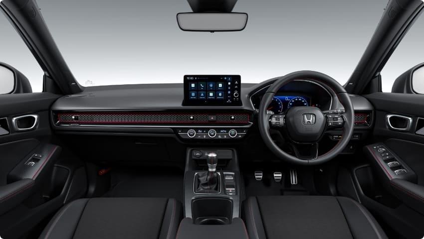 RS 運動版透過黑紅配色內裝營造熱血駕馭氛圍。