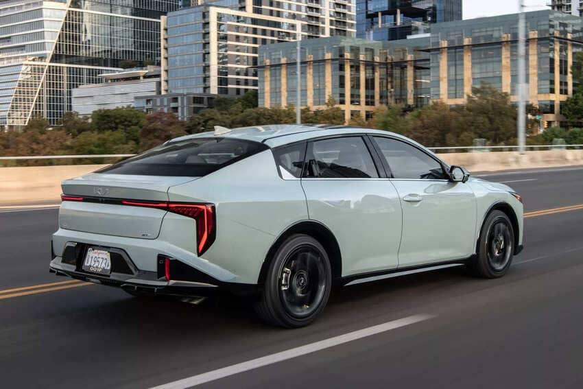 K4 Sedan 擁有四門轎跑的動感造型，以及星圖式 LED 頭尾燈設計。