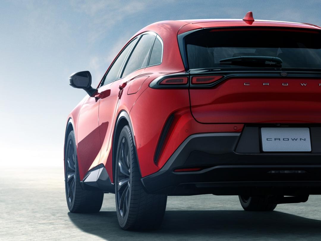 有著跑車的設計思維，Crown Sport即使是車尾，C柱之後的線條輪廓也營造跑車感。