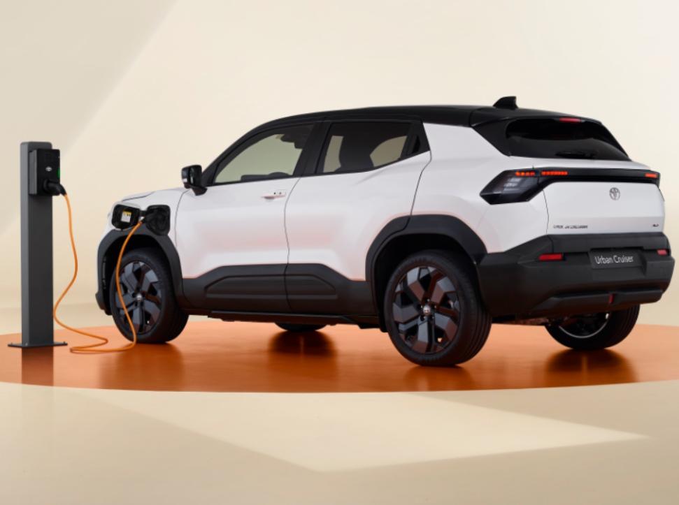 小巧的車身尺碼，軸距卻有2,700mm，已是中型車等級，空間表現更好。