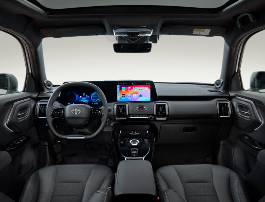 內裝以10.25吋數位儀錶及10.1吋觸控螢幕做為科技亮點。