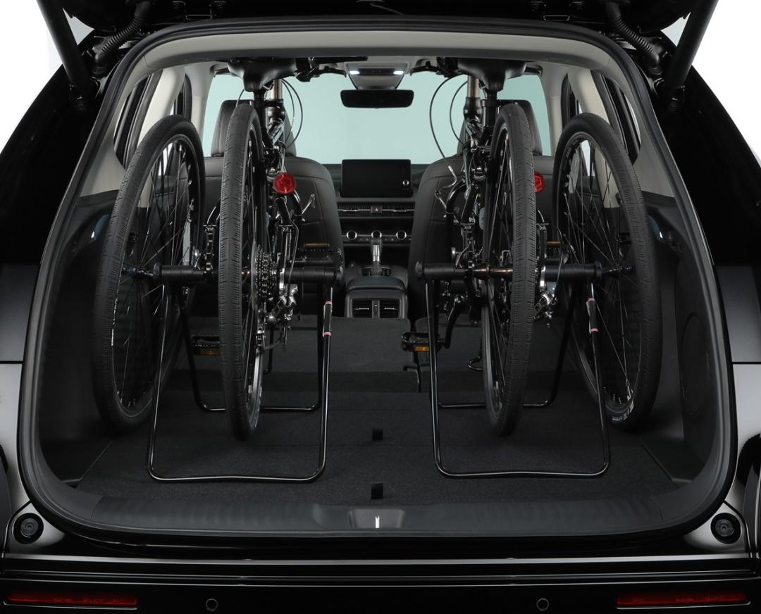 在後座傾倒打平後，搭配拆卸，可以擺放兩輛26吋自行車，展現大空間賣點。