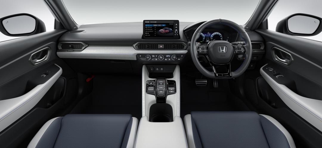 採用類似於Civic的鋪陳車艙，以藍白色進行布局，增添視覺新鮮感。圖為右駕版本。