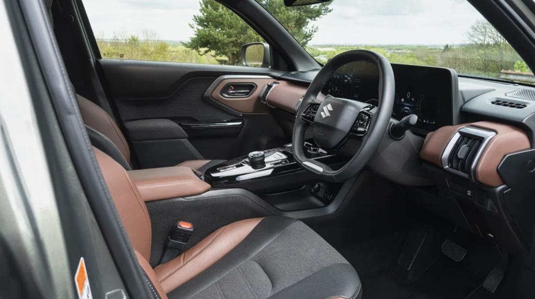 e Vitara有著新世代的車艙規劃，跳脫出現有Suzuki車款的設計語彙。圖為右駕版本。