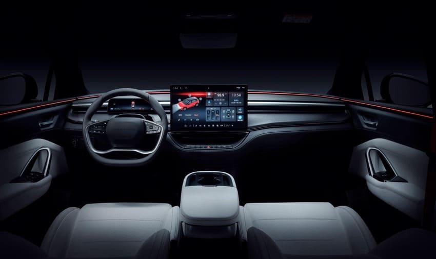 內裝以 9.2 吋數位儀表及 15.6 吋中央觸控螢幕作為科技焦點。