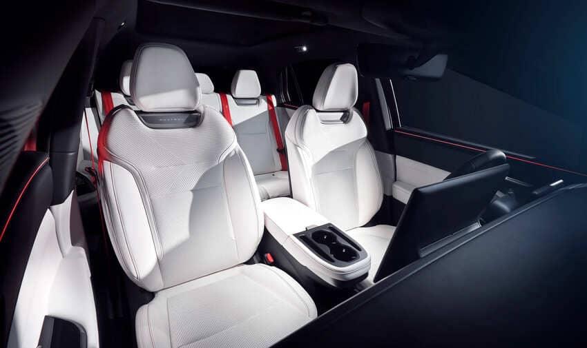 藉由雙色內裝鋪陳營造出色的座艙質感。