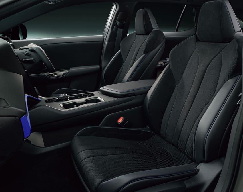 以 Ultrasuede 材質包覆的運動化座椅是內裝亮點之一。