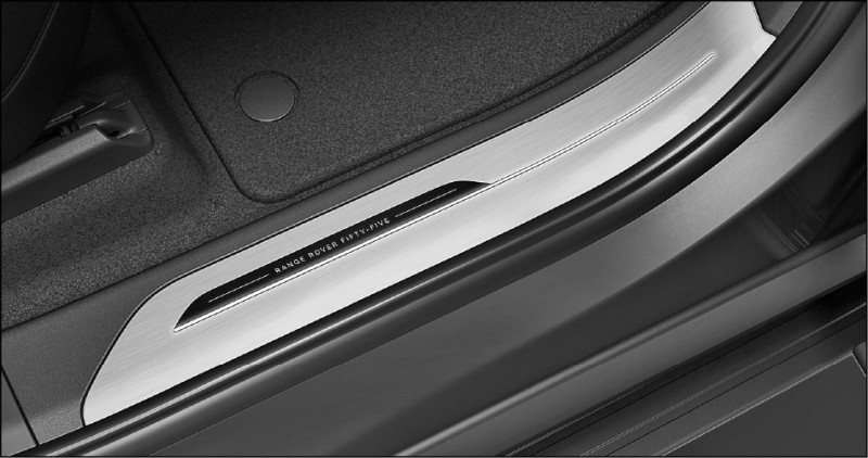 客製化金屬門檻鑲嵌Range Rover SV Fifty-Five字樣，更彰顯紀念意義。