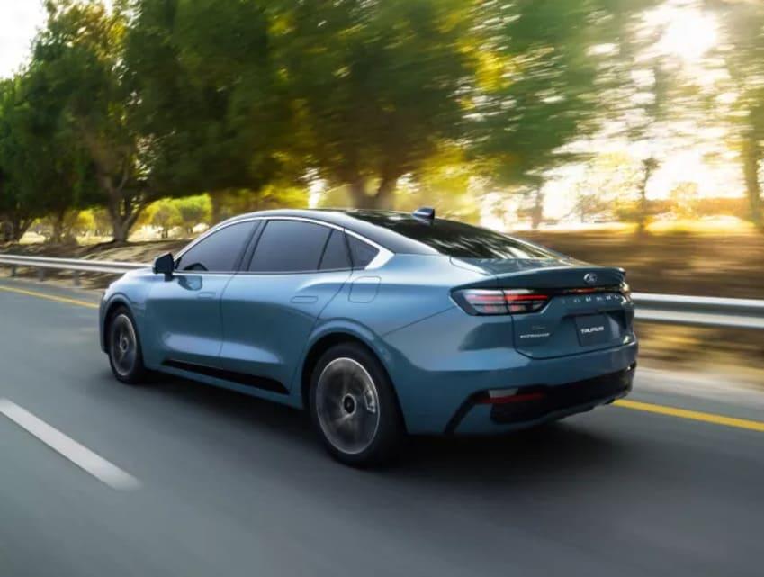 小改款 Taurus 擁有 2.0 升渦輪、1.5 升油電雙動力選擇。