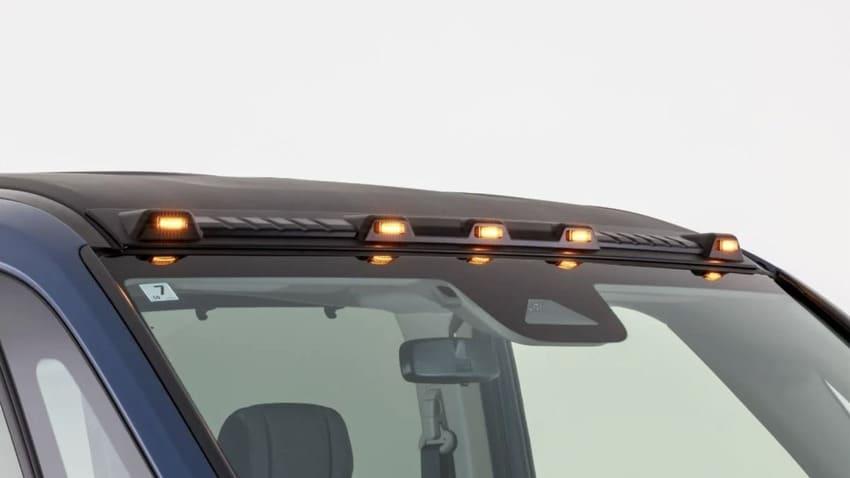 車頂前端設有琥珀色額外照明燈。
