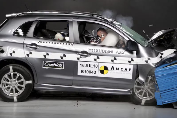 三菱跨界休旅撞測四星掀爭議  總經理親上火線回應