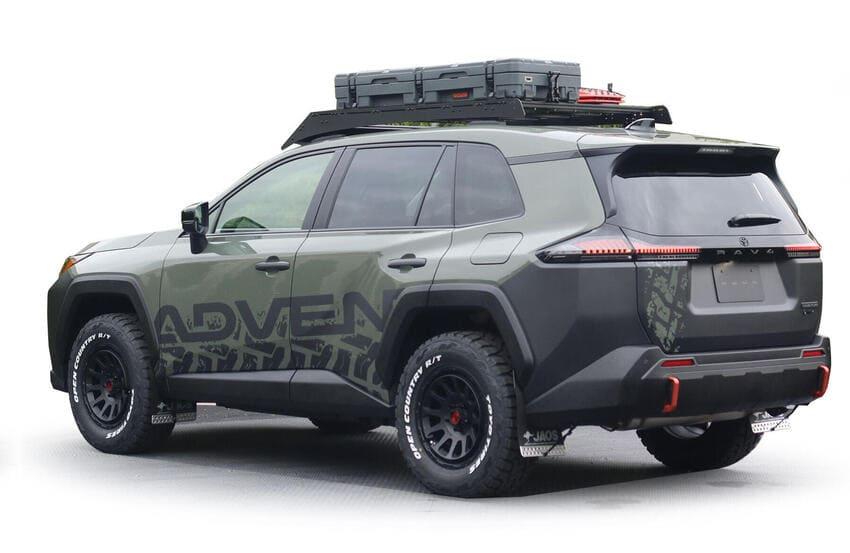 車頭尾皆以大量防刮材質包覆，建立出堅固耐用的粗獷形象。