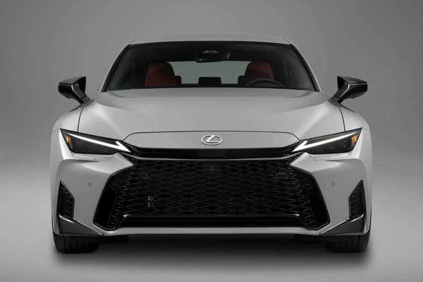 小改款 IS 擁有更佳霸氣的動感面容。