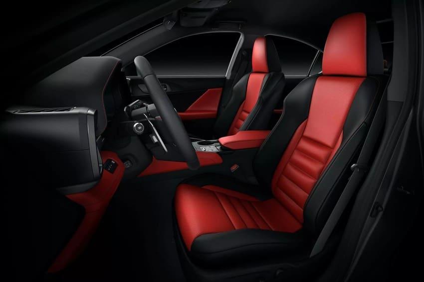 黑紅配色內裝更具熱血氛圍。