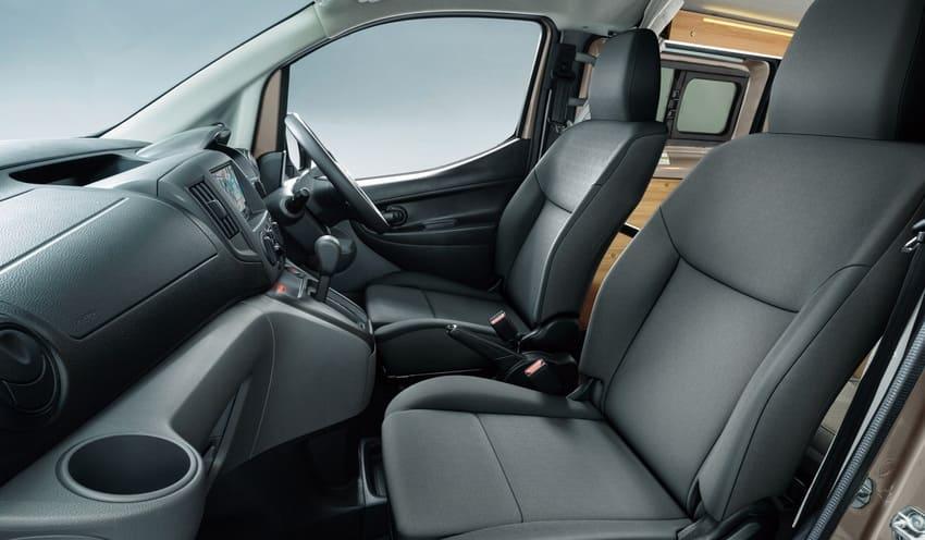 雙前座採用抗菌設計，並具有脊椎支撐功能提升舒適度。