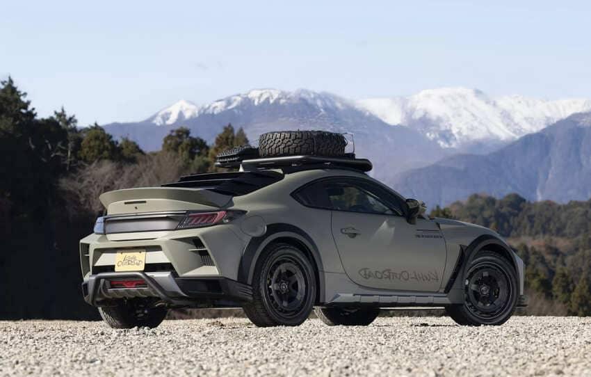 身後的大型擾流尾翼相當吸睛有型。