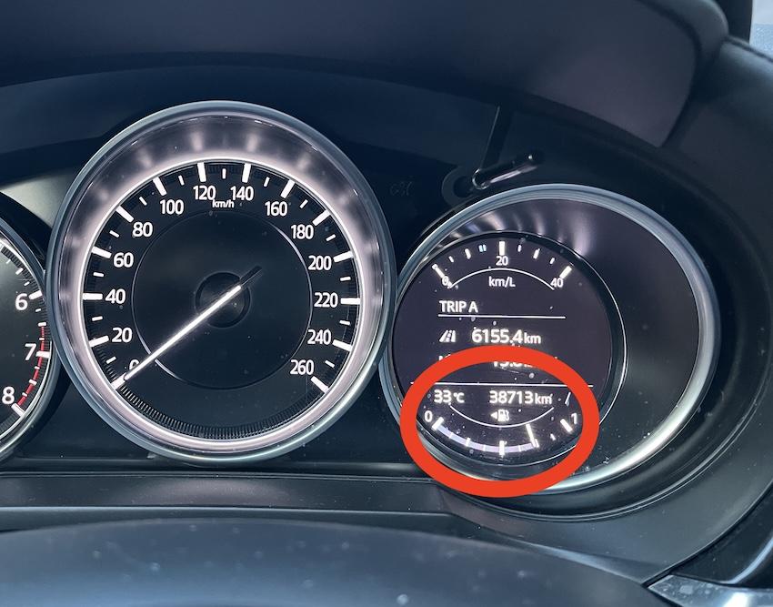 油表旁的小箭頭來辨識油箱位置，來自於上世紀80年代一位福特員工所發明。