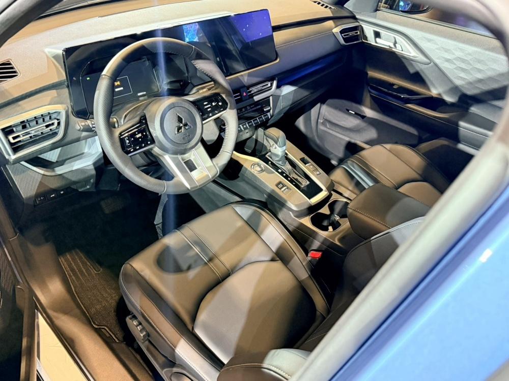 內裝採用雙螢幕相連的科技座艙。