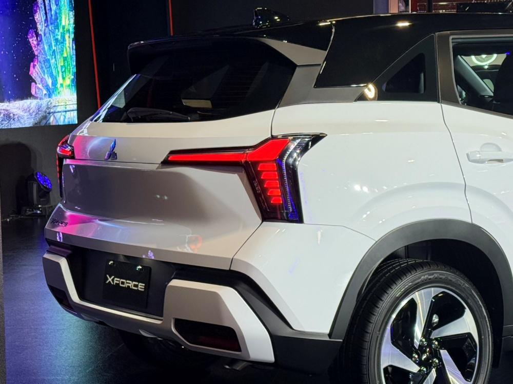 尾燈組造型呼應車頭。