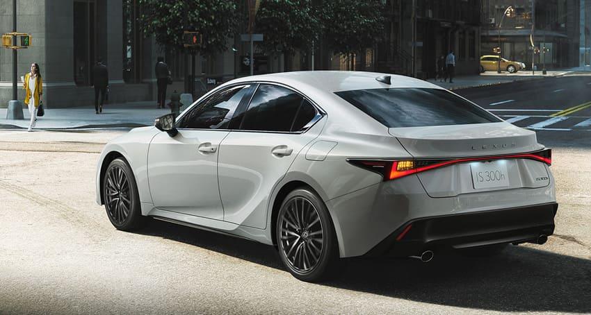 IS 300h 搭載 2.5 升 Hybrid 油電系統，具備 223 匹綜效馬力輸出。