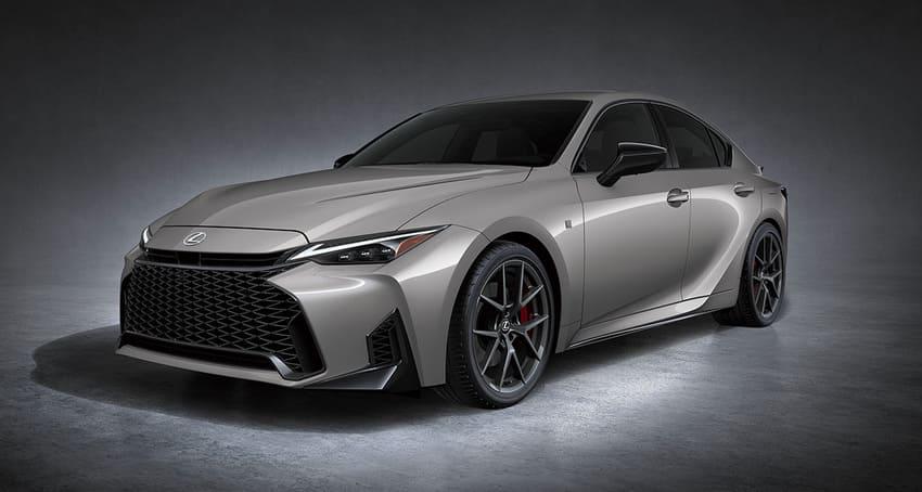 圖為 IS 300h F Sport。