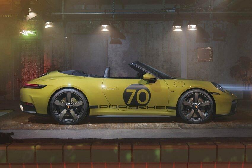 911 Spirit 70 車身採用霓光橄欖綠專屬塗裝，腳下則搭配前 20 吋、後 21 吋經典 Fuchs 式樣輪圈。