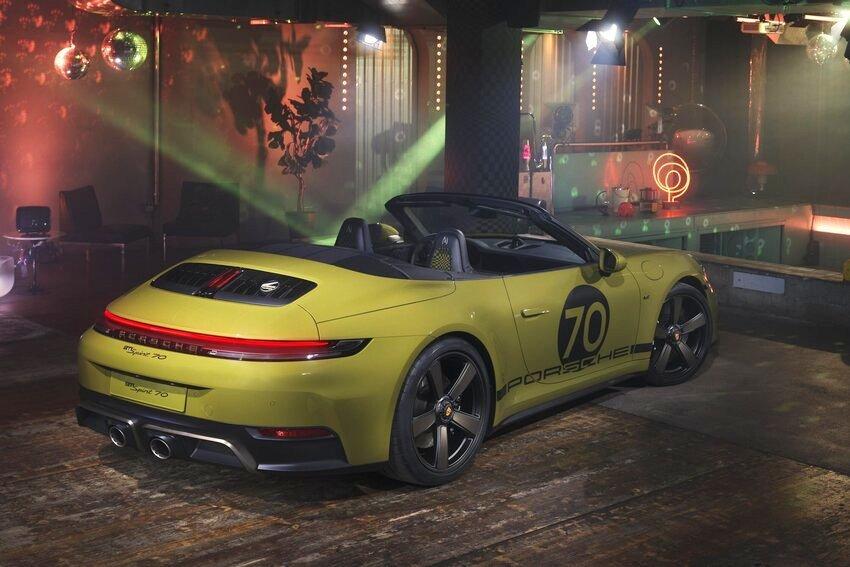 在後引擎蓋格柵嵌有 Heritage 徽章作為識別。