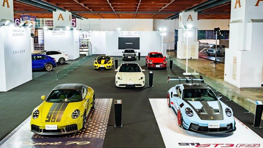 台灣保時捷推出全球限量的 911 Spirit 70（前左）及搭載 Manthey 性能套件的 911 GT3 RS（前右）擔任 2026 台北車展性能主秀。